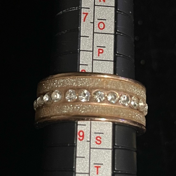 Gold tone and glittery rhinestone r and ring Size 8.5 - Picture 6 of 10